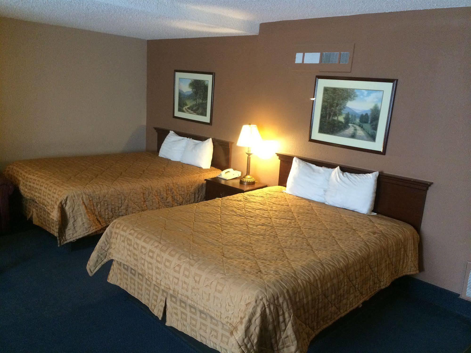 Sunflower Inn & Suites - Garden City Exterior foto